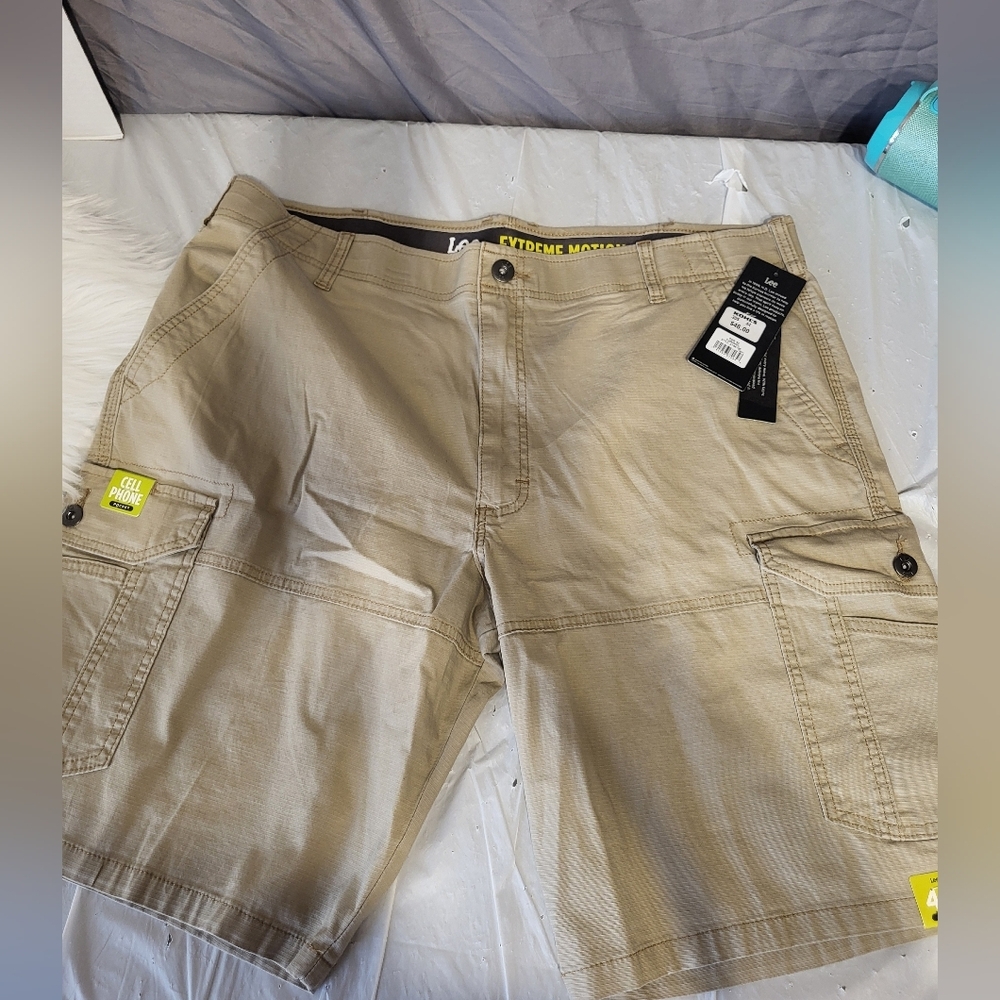 NEW- Lee Men's Khaki Cargo Shorts, Size 40